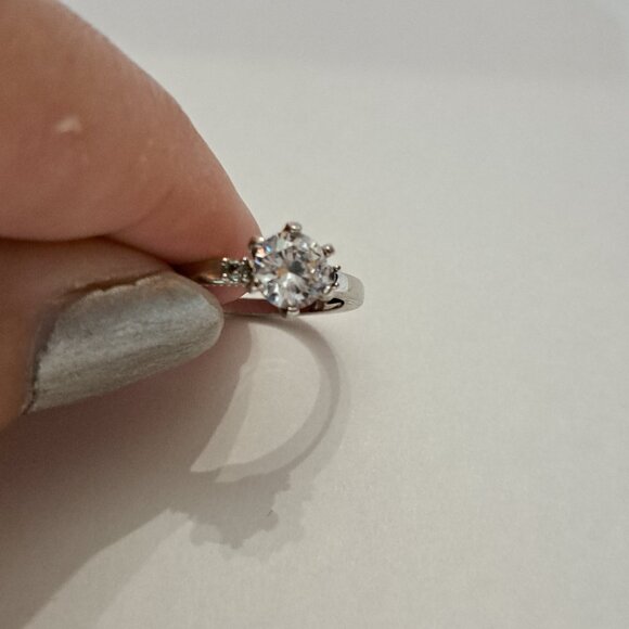Stunning Ring with Solitaire Zirconia in Diamond Look - Picture 6 of 7